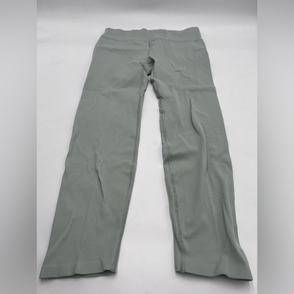 New Women’s high rise 7/8 ribbed seamless leggings size L color pale‎ sea glass.